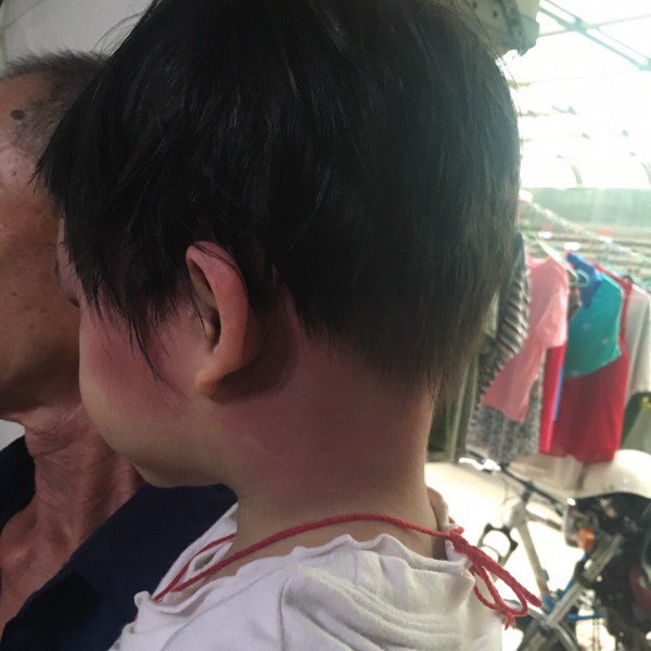 父遇暴雨被砸车刚枉死，3岁曾小妺妺由父亲托友人照顾又受虐。（家属提供）