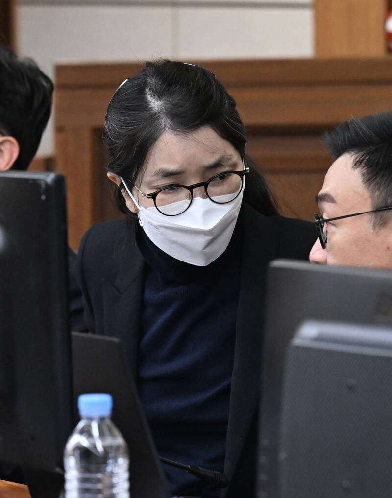 南韩前第一夫人金建希（中）在庭审时与律师交谈。（欧新社）