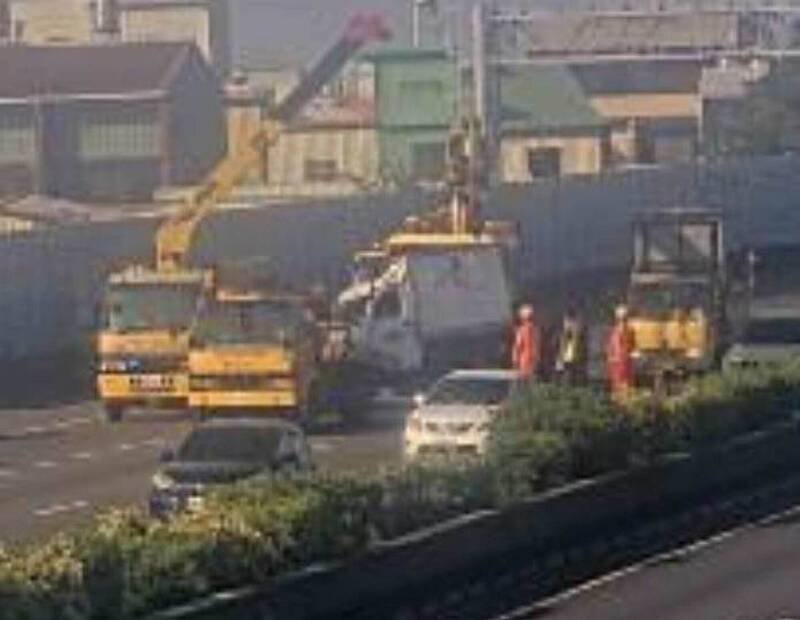 拖吊车将事故车辆吊起清除现场。（翻摄高速公路1968）