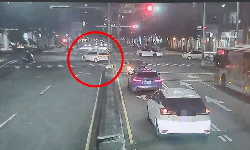 警方透过监视器锁定犯案汽车行踪。（记者徐圣伦翻摄）