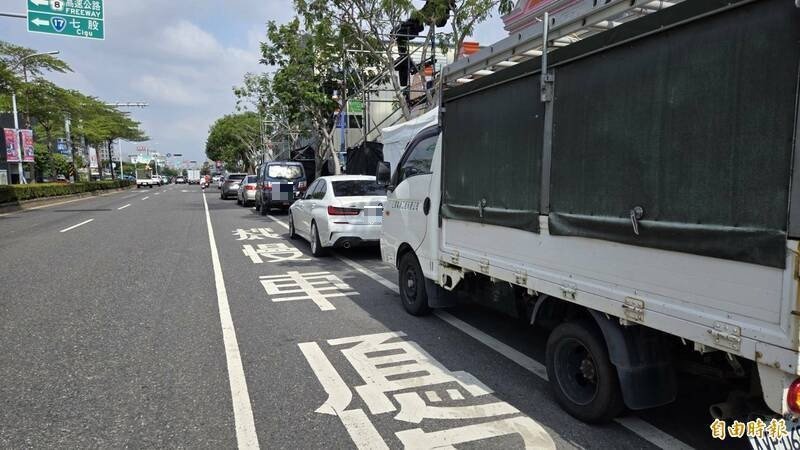 陈姓男子违停被民众拍照，下手拉住骑脚踏车的检举人手臂，害对方摔倒受伤，台南地院依强制罪判拘役10日。示意图。（记者王捷摄）