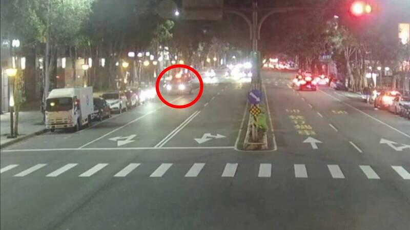 救护车赶抵将夏翁送医。（记者徐圣伦翻摄）