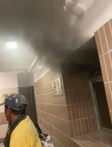香港大埔宏福苑大火逃生影片曝光，可见浓烟迅速从窗户窜入31楼走廊。（影片截图）