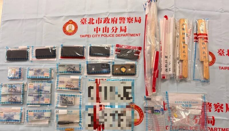 警方查扣部分赃款及证物。（记者陆运锋翻摄）