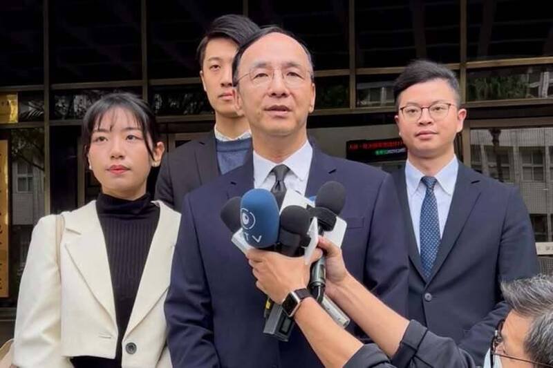 前国民党发言人杨智伃与前国民党主席朱立伦今日以违反「集会游行法」被告的身分，被北检传唤到案说明。（截图自杨智伃脸书）