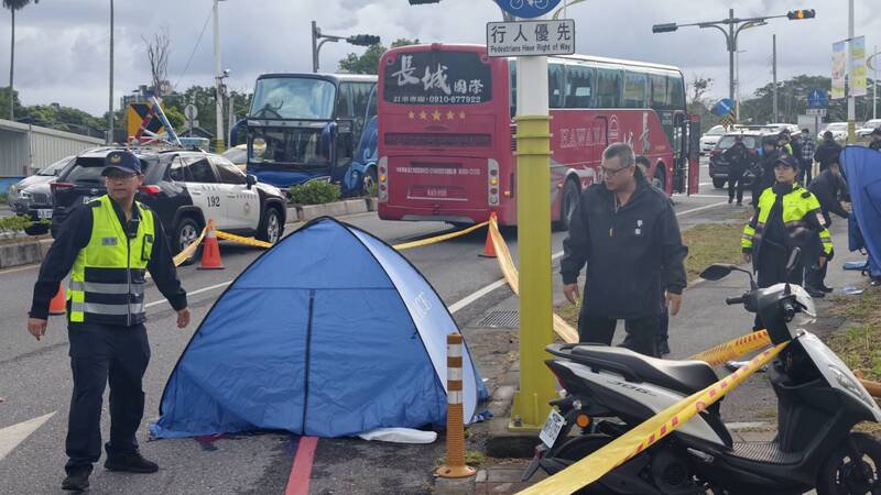 游览车撞击机车后警方马上赶到场处理。（民众提供）