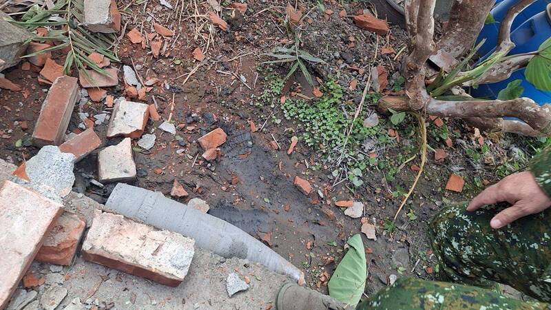 155公厘榴弹掉在附近村落，军方紧急到场寻获砲弹。（民众提供）