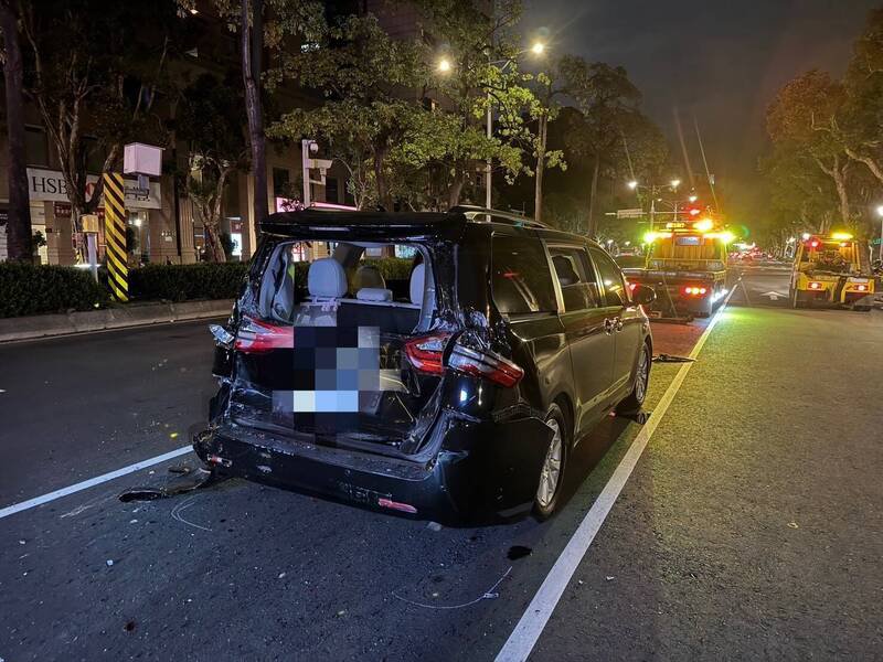 本次事故造成三方车辆均有严重车损，公车车头严重毁损、轿车后车箱也被撞烂。（记者郑景议翻摄）