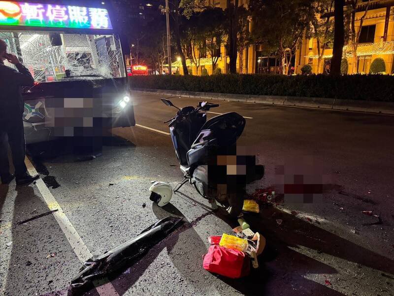 40岁谢姓机车女骑士伤势最重，全身多处骨折，右小腿疑似断裂，需要开刀恐有截肢风险。（记者郑景议翻摄）