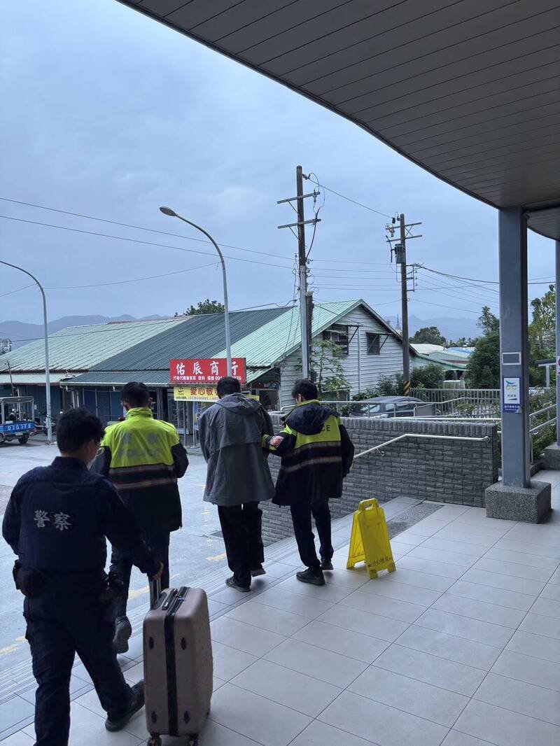 诈骗灾民的曾姓男子在光复车站被警方逮捕。（民众提供）