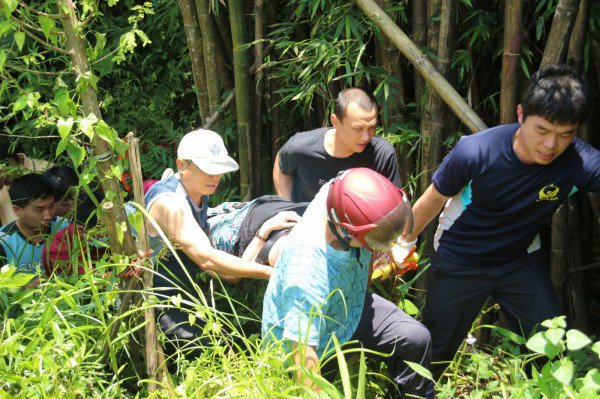 新竹县政府消防局关西消防分队及义消们顺利抢救连姓妇人脱困。（记者黄美珠翻摄）