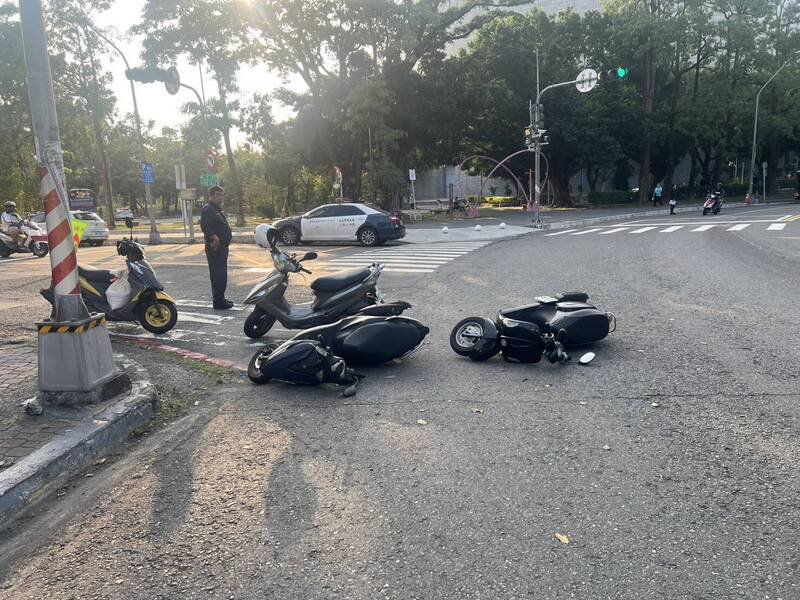 警方获报到场处置时，已有4名骑士因路面油渍失控打滑，惨摔一片。（民众提供）