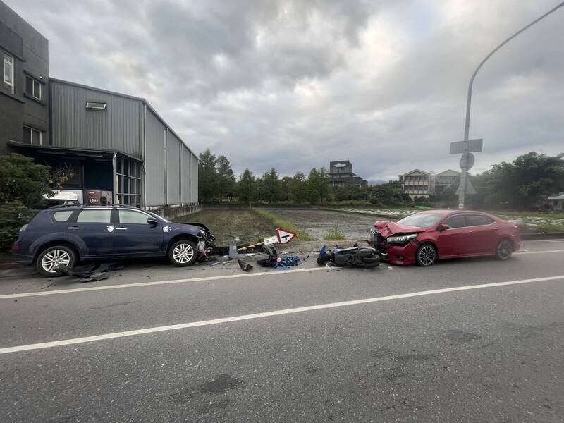 蓝色轿车恍神冲对向车道，机车闪避不及遭撞。（民众提供）