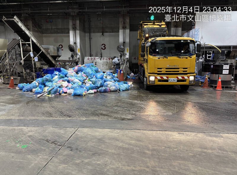 动保处于木栅焚化厂垃圾车找回9具猫尸。（北市动保处提供）