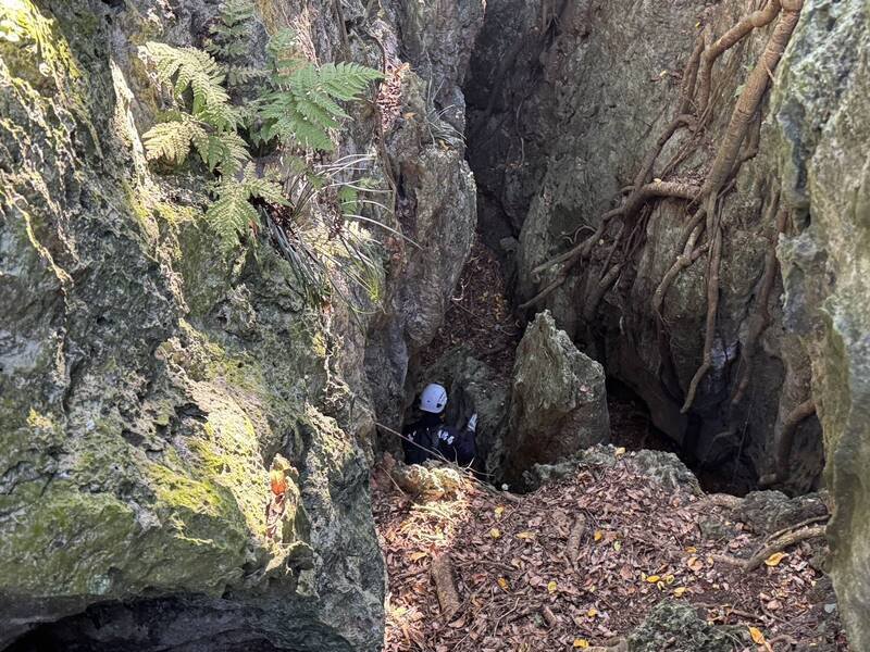 消防局救援人员在柴山搜寻失踪的邓男。（民众提供）