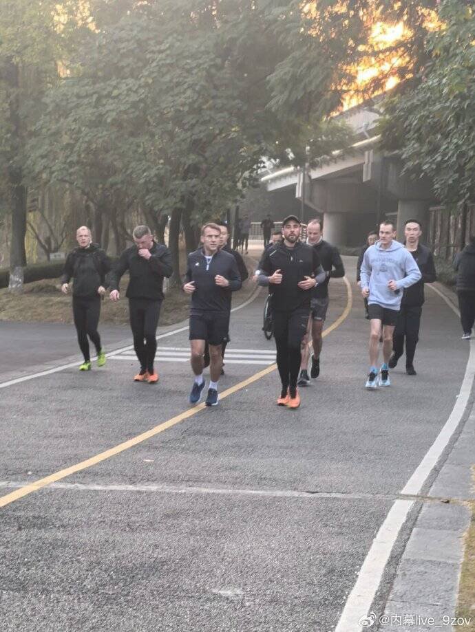 马克宏在随扈陪同下晨跑。（撷取自微博）