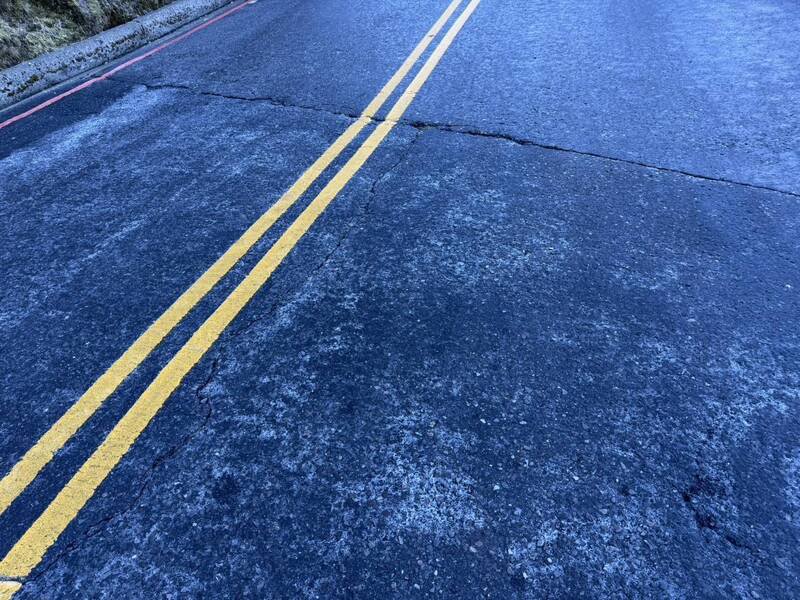 合欢山部分路段结霜，容易打滑。（仁爱警方提供）