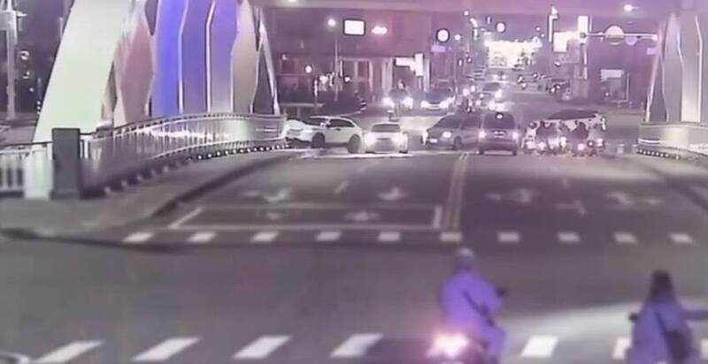 两车转进海邦桥时，不慎发生擦撞。（民众提供）