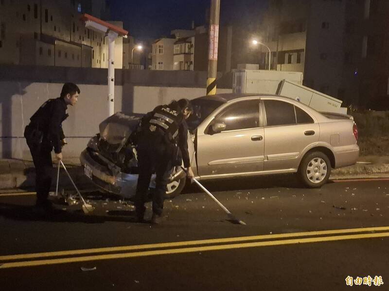 警方深夜向住户借清洁用具将路面散发零件清除。（记者刘禹庆摄）