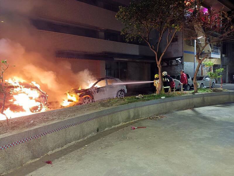 基隆市朱姓少年与表弟2人今年1月间燃放冲天炮不慎，烧毁2辆轿车。基隆地院判2名少年与少年的父母须连带赔车主60万。（资料照，记者林嘉东翻摄）