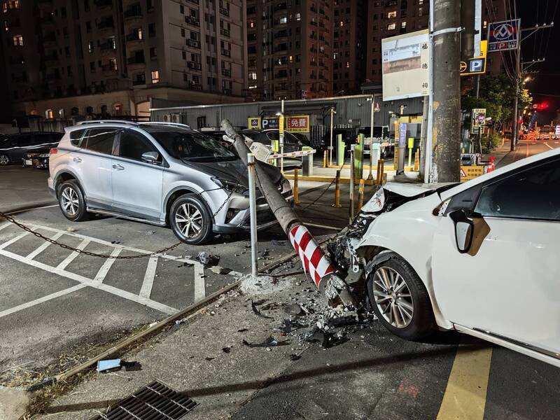 邱姓男子追求A女不成，竟开车多次冲撞A女搭乘的机车，最后车子撞断电杆才停下，冲击力道之大令人昨舌。（警方提供）