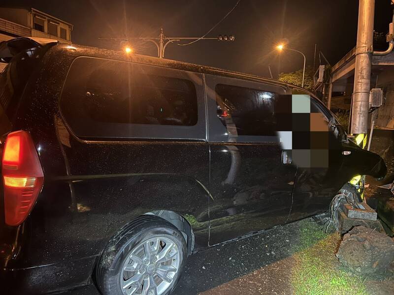 肇事厢型车先撞灯箱再冲撞林员。（警方提供）