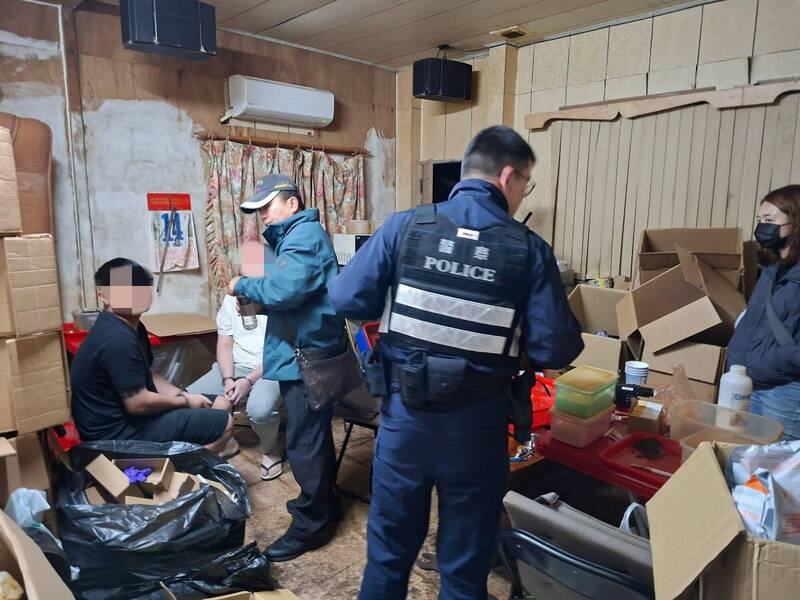 中坜、杨梅两警分局直捣彩虹烟厂查扣成品、毒品原料、烘干器、搅拌器等制毒器具。（记者李容萍翻摄）