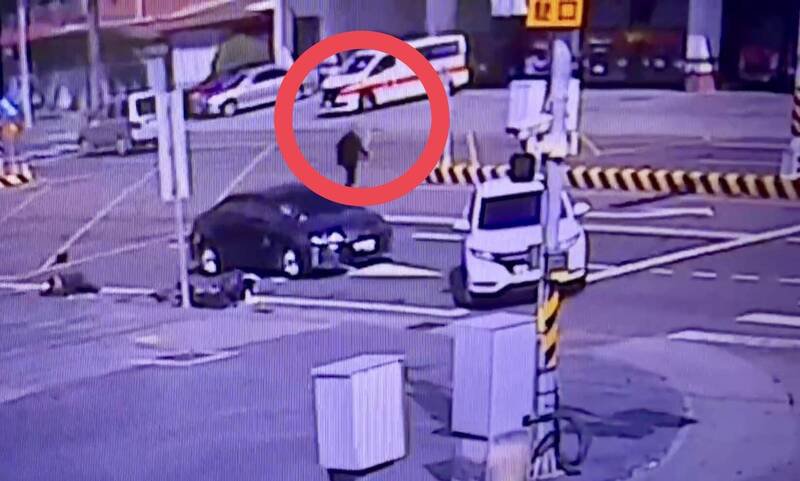 陈姓老翁开车撞到微型电动车，路人跑过马路（红圈处）到对向的消防分队求援，白色轿车则挡住老翁的车，不让他跑掉。（南投警方提供）