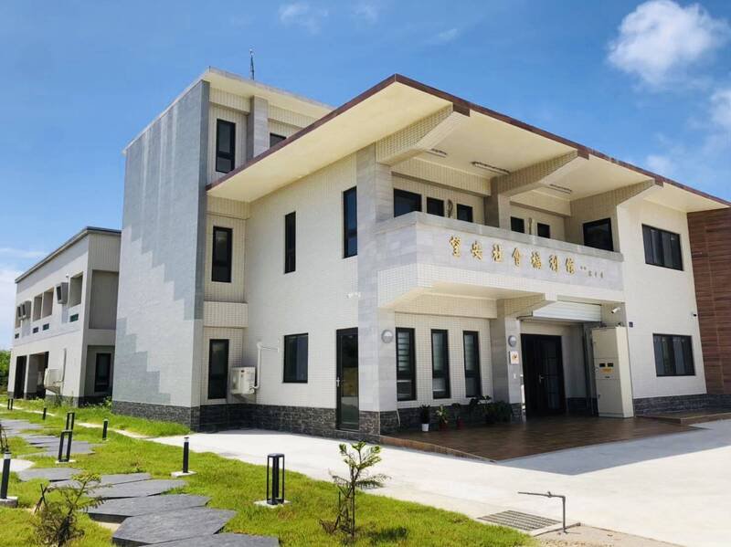 望安社会福利馆前保全乱丢死老鼠案，由不起诉处分改为三个月徒刑。（民众提供）