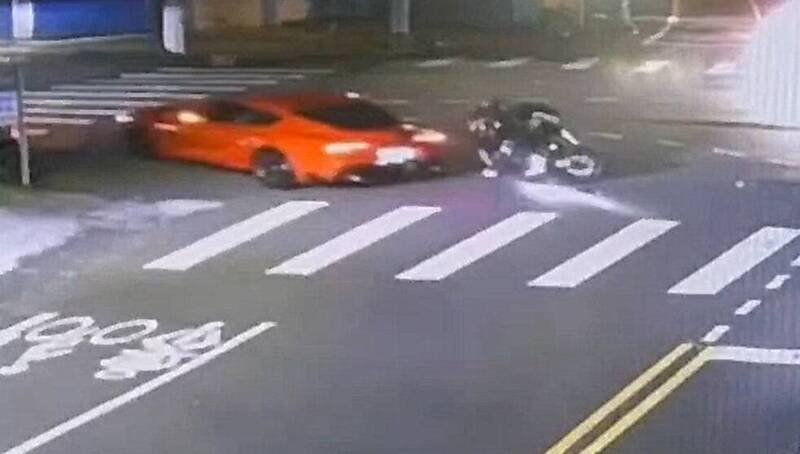 彰化139线昨晚传出重机与「牛魔王」超跑路口碰撞意外。（民众提供）