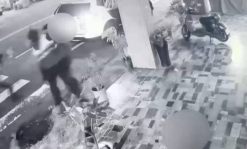 郭姓男警员见黄姓女警同事遭攻击，回头与女警一起压制涉行凶的四十二岁林姓男子。（民众提供）