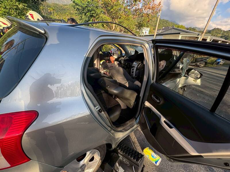 车头严重变形且又狭窄，警义消破坏车体又钻入放倒座椅，将副驾驶救出送医。（警消提供）