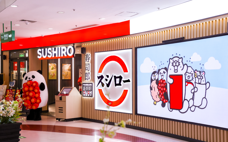 中国民众假日抢吃寿司郎，有浙江省杭州顾客感叹应该一出生就要来排队了。图为上海刚开业的「双首店」之一。（图撷自微博）