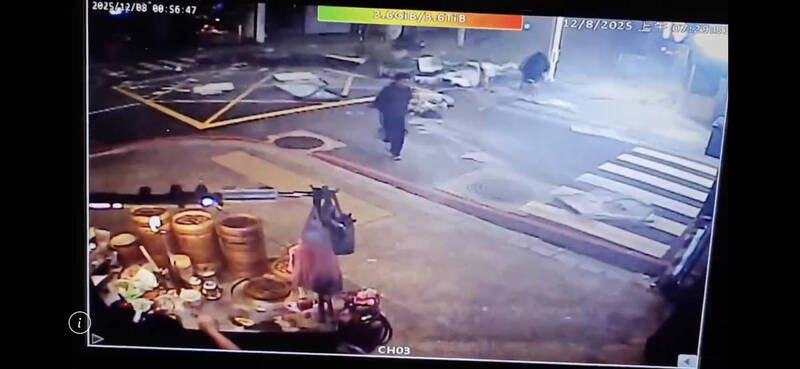 新北市板桥后站商圈，今天凌晨惊传气爆，瞬间画面曝光，当时一行5名路人途经，2女遭波及倒地，同伴听到爆炸声响，反射性逃避。（记者吴仁捷翻摄）