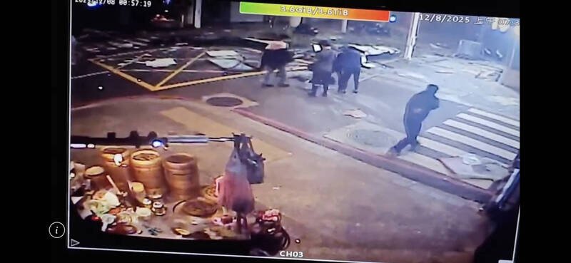 新北市板桥后站商圈，今天凌晨惊传气爆，瞬间画面曝光，当时一行5名路人途经，2女遭波及倒地，同伴上前关心倒地女伴。（记者吴仁捷翻摄）