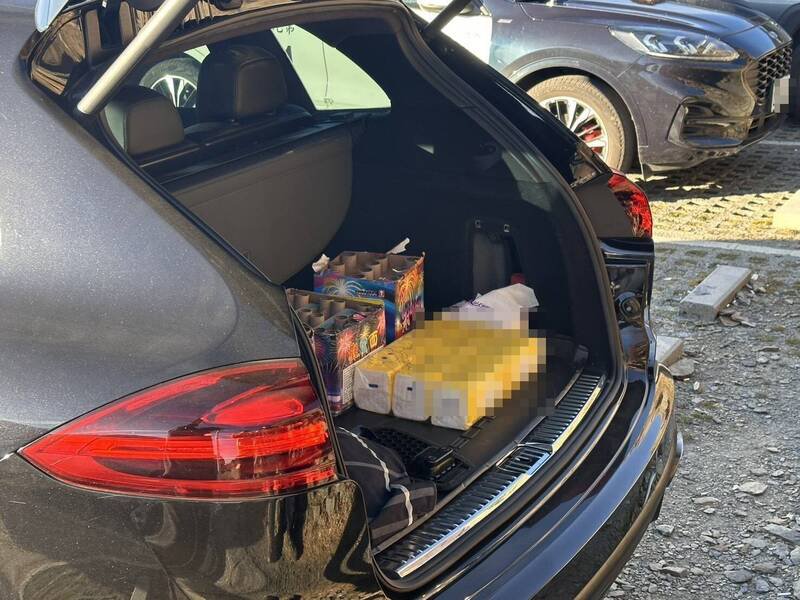 今天清晨6点多，有民众报案指出合欢山武岭亭下方公路附近发生游客违规燃放烟火情形，内政部警政署保安警察第七总队第九大队立即派警员前往，发现可疑车辆上有烟火。（太管处提供）