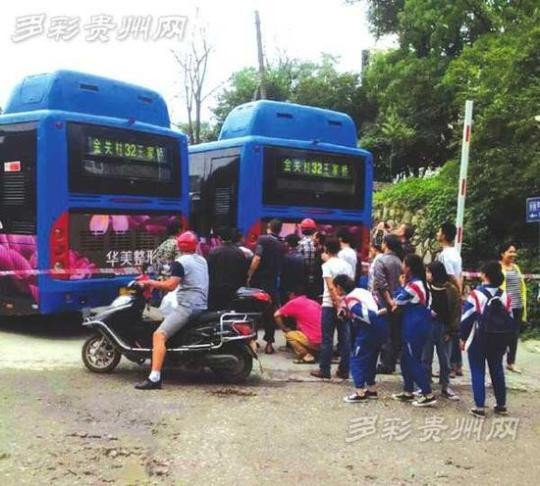 中国日前有1位男子因为将头探出公交车，头部因此被两辆公车夹破，当场死亡。（图片撷取自新浪网）