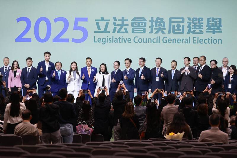 香港立法会选举结束，候选人在台上等候结果。（欧新社）