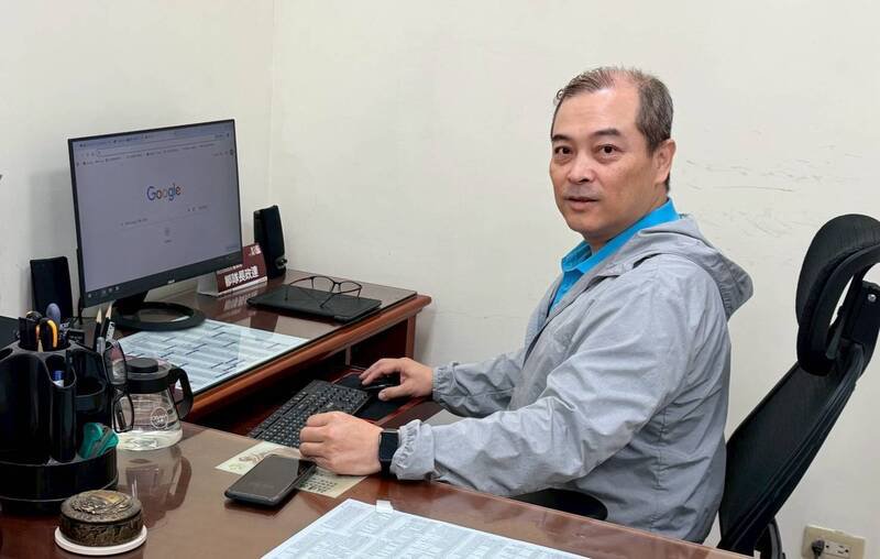 南投县警察局少年队长邹政达，驾车拦截连环撞的陈姓老翁，防止酿成更严重事故。（警方提供）