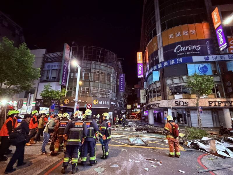 新北市板桥区府中商圈「定食8」及「争鲜」餐厅今天凌晨1点多惊传气爆意外，争鲜集团稍早也发出声明指出，公司已启动紧急应变程序，并与相关单位密切合作，厘清事故成因。（记者吴仁捷翻摄）