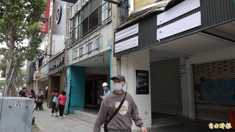 气爆建物对向的单号重庆路商家招牌、玻璃毁损。（记者黄政嘉摄）