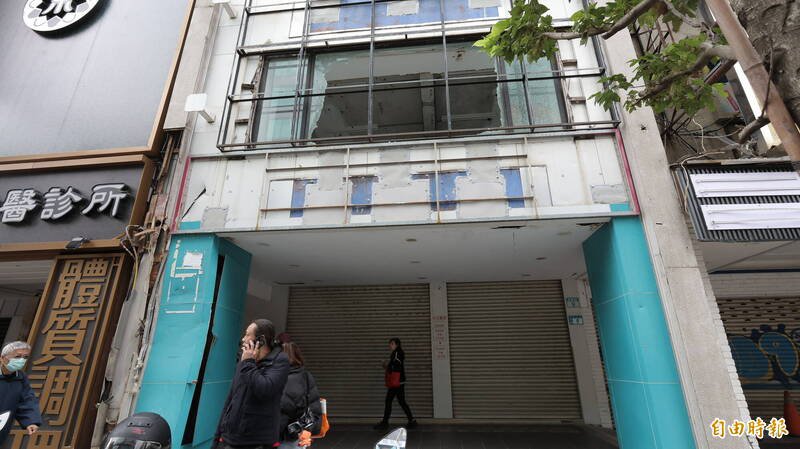 气爆建物对向的单号重庆路商家招牌、玻璃毁损。（记者黄政嘉摄）