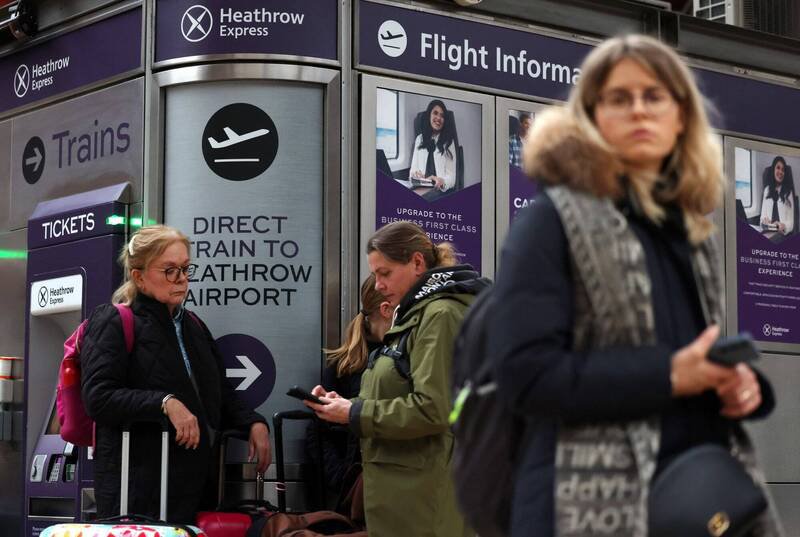 伦敦希斯洛机场7日惊传抢劫，多趟开往机场的快线被迫取消，大批旅客行程受影响。（欧新社）