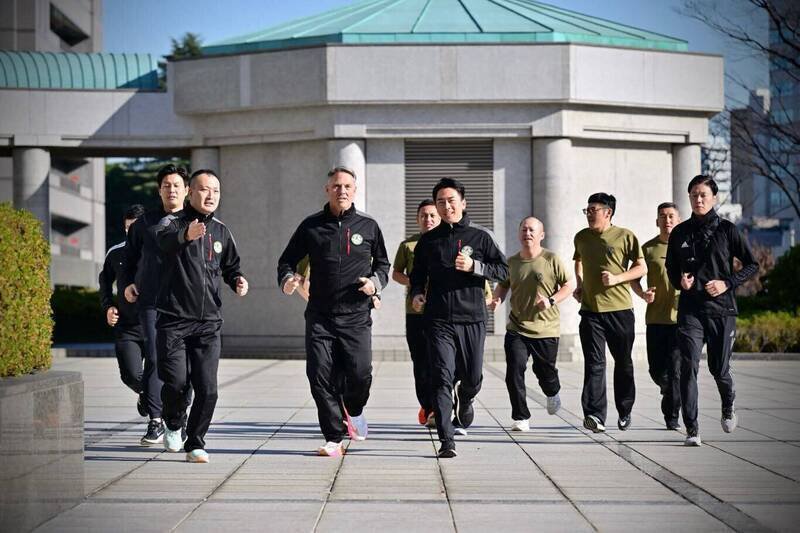 日本防卫大臣小泉进次郎与澳洲国防部长马勒斯会谈后，两人邀请自卫队队员一起在防卫省内慢跑，展现日澳携手合作、守护印太和平与繁荣的决心。（图撷自小泉进次郎脸书）