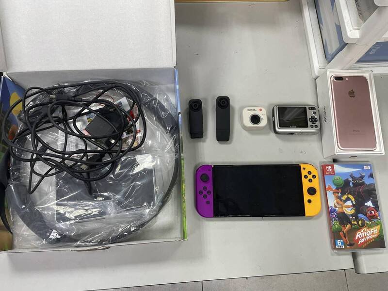 警方查扣林嫌偷来的电玩设备。（记者王冠仁翻摄）