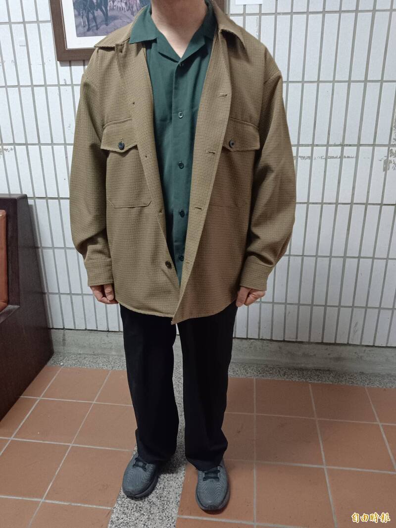 陈姓医大生的爸爸，今天穿著儿子全套的衣服代替他出庭，希望替他讨公道。（记者陈建志摄）