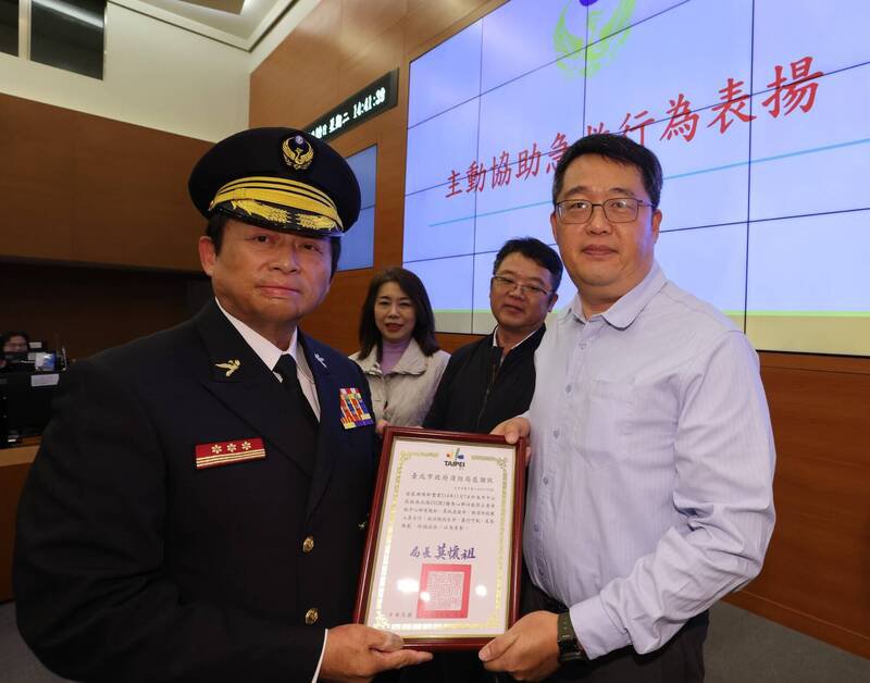 格莱天漾大饭店董座陈士元的弟弟陈新丰（右）获北市消防局长表扬。（记者姚岳宏翻摄）