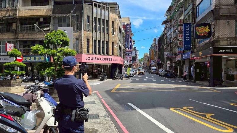 基隆警方将针对「车辆不停让行人」违规行为加强取缔。（记者吴升儒翻摄）
