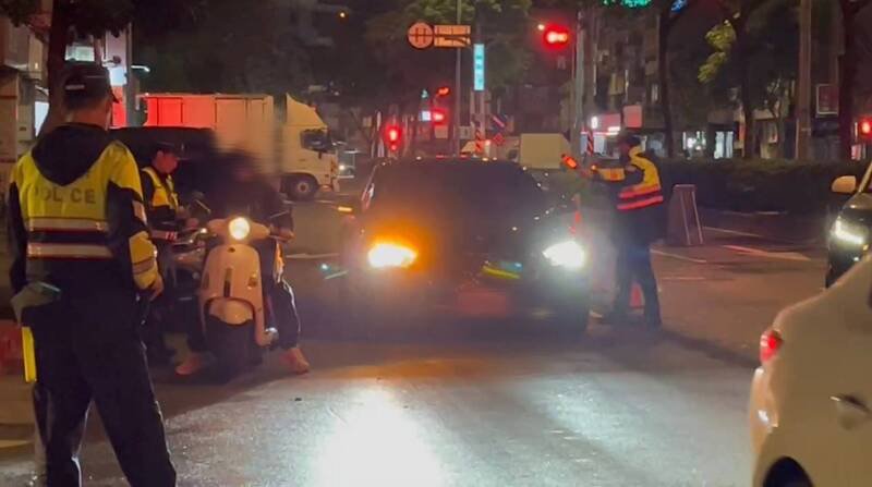 万华警方昨天执行扩大临检，展现维持治安的决心。（记者王冠仁翻摄）