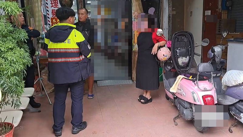 警方到场后，无赖男才称身上没钱。（民众提供）